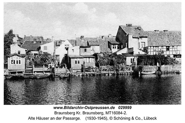 Braniewo. Alte Häuser an der Passarge