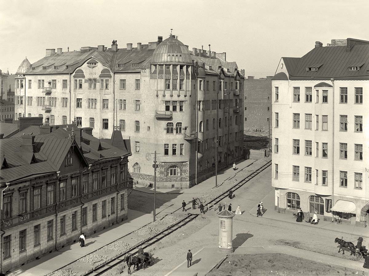 Helsinki (Helsingfors). The crossroads of streets Tehtaan and Kapteenin, 1908
