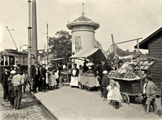 Helsinki. Russian fruit merchants at Hakaniementori, 1907